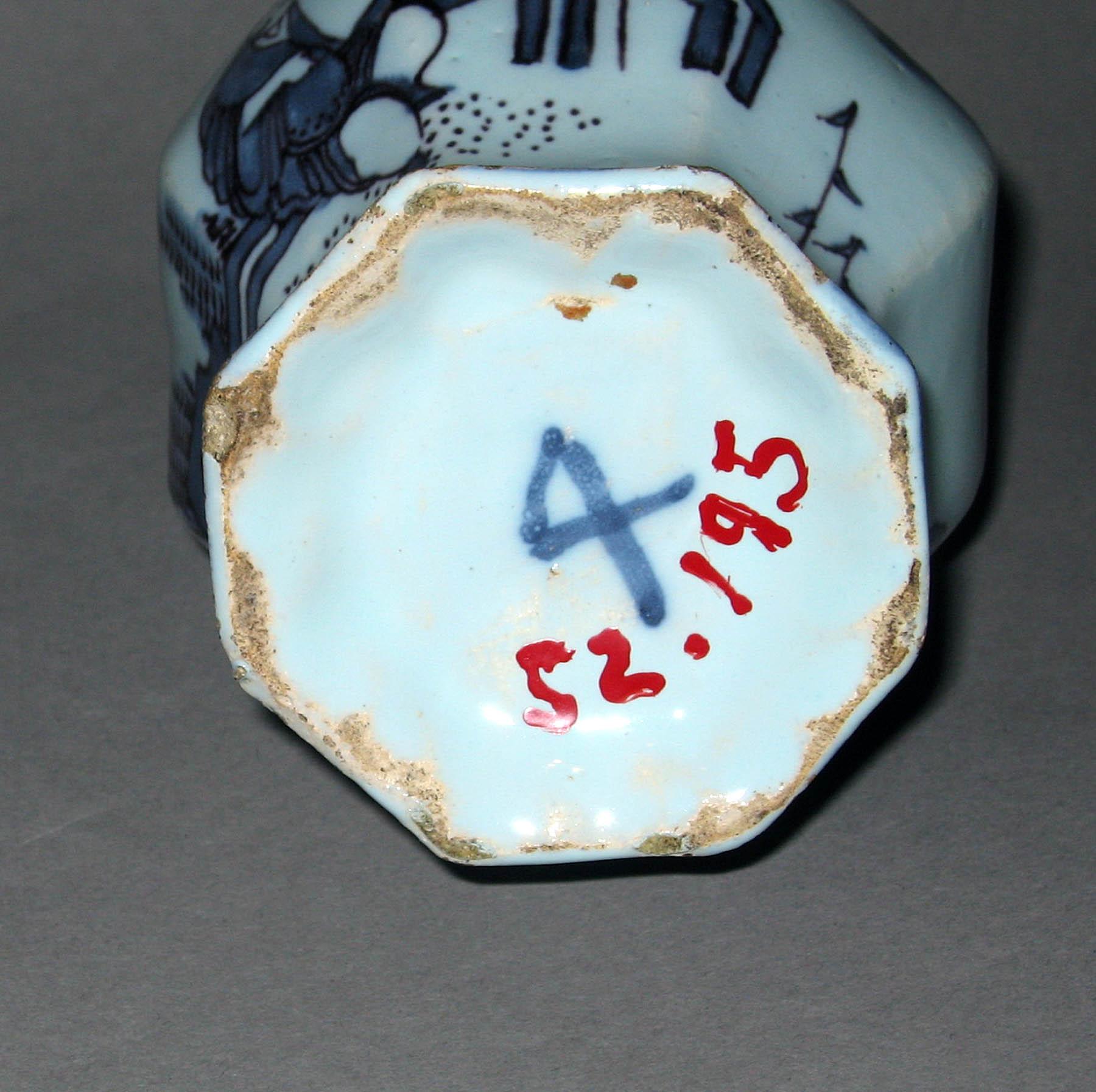 1952.0195 Delftware vase (underside)