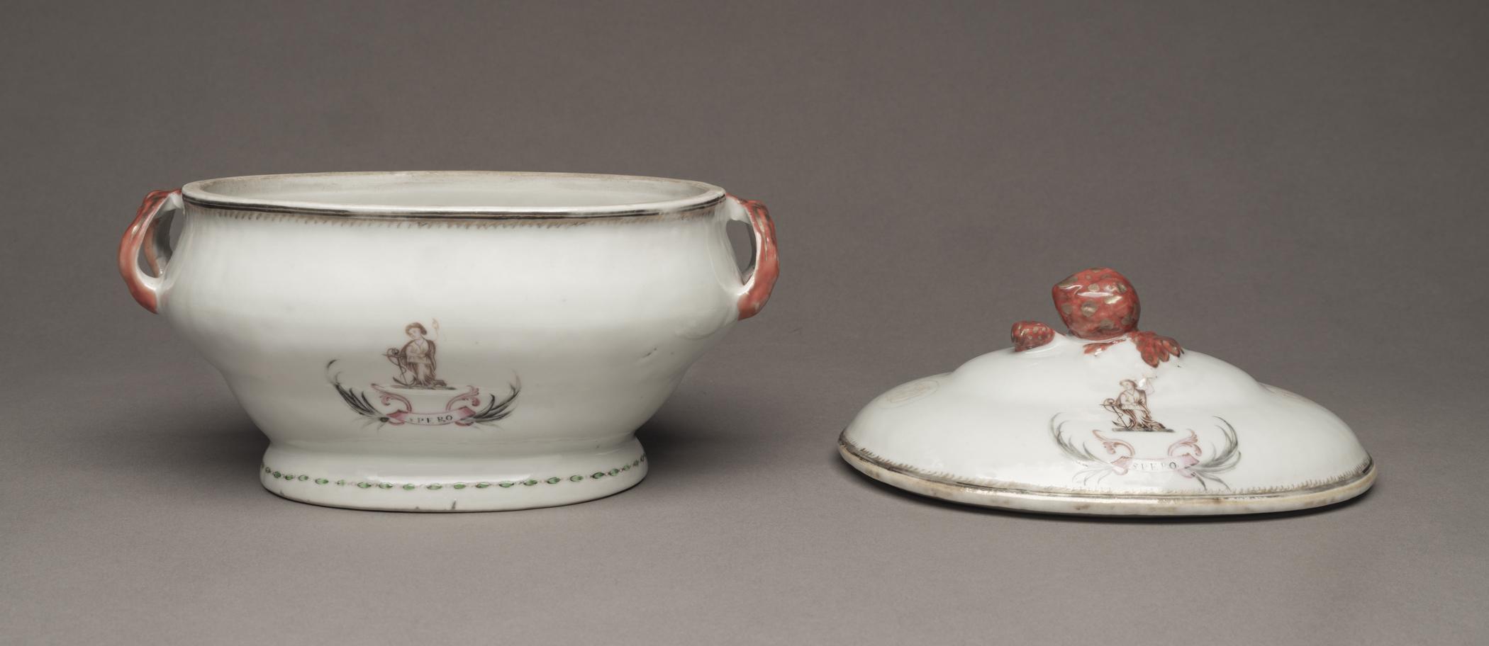1956.0550.001 A Tureen, B Lid, view 3