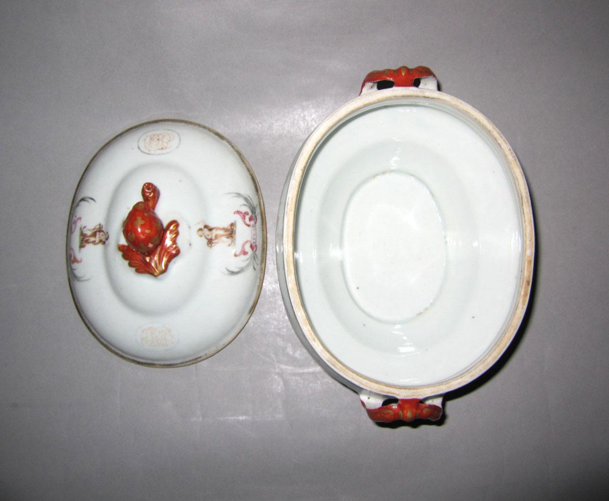 1956.0550.002 A, B Porcelain tureen top