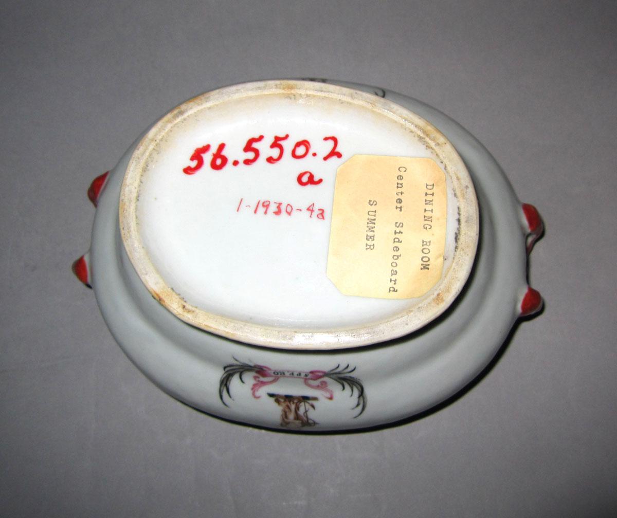 1956.0550.002 A Porcelain tureen underside