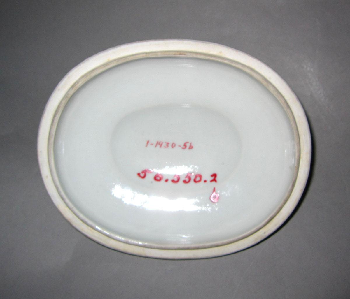 1956.0550.002 B Porcelain tureen cover underside