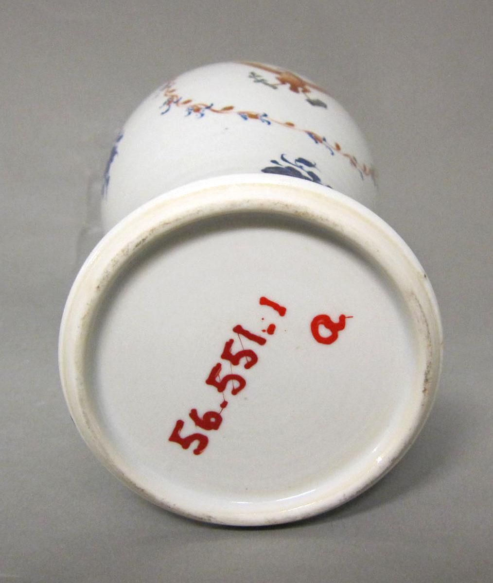 1956.0551.001 A Porcelain garniture vase underside