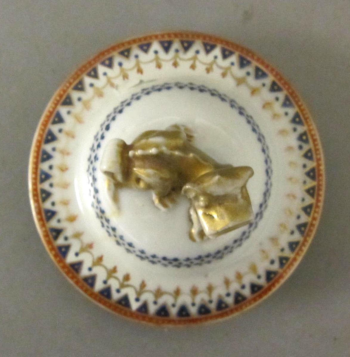 1956.0551.002 B Porcelain garniture vase cover top