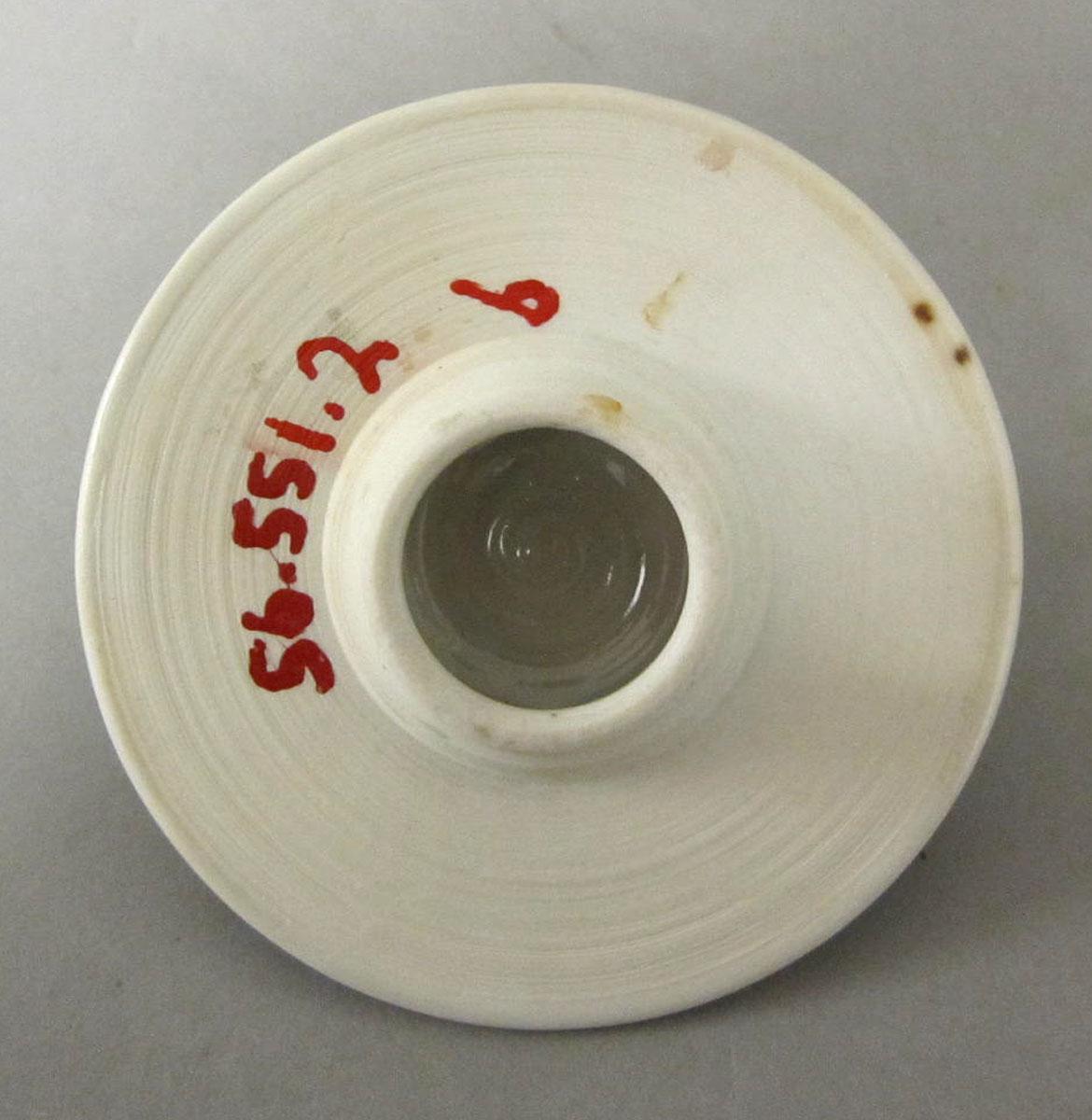1956.0551.002 B Porcelain garniture vase cover underside