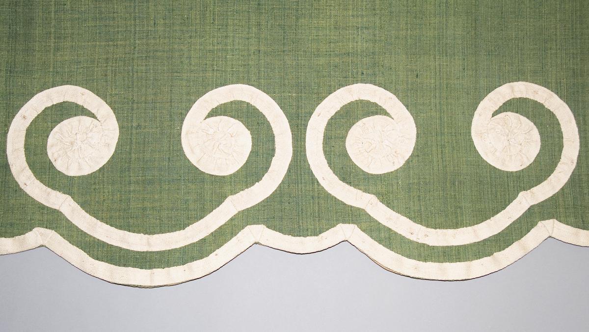 1956.0598  Window hanging, valance detail