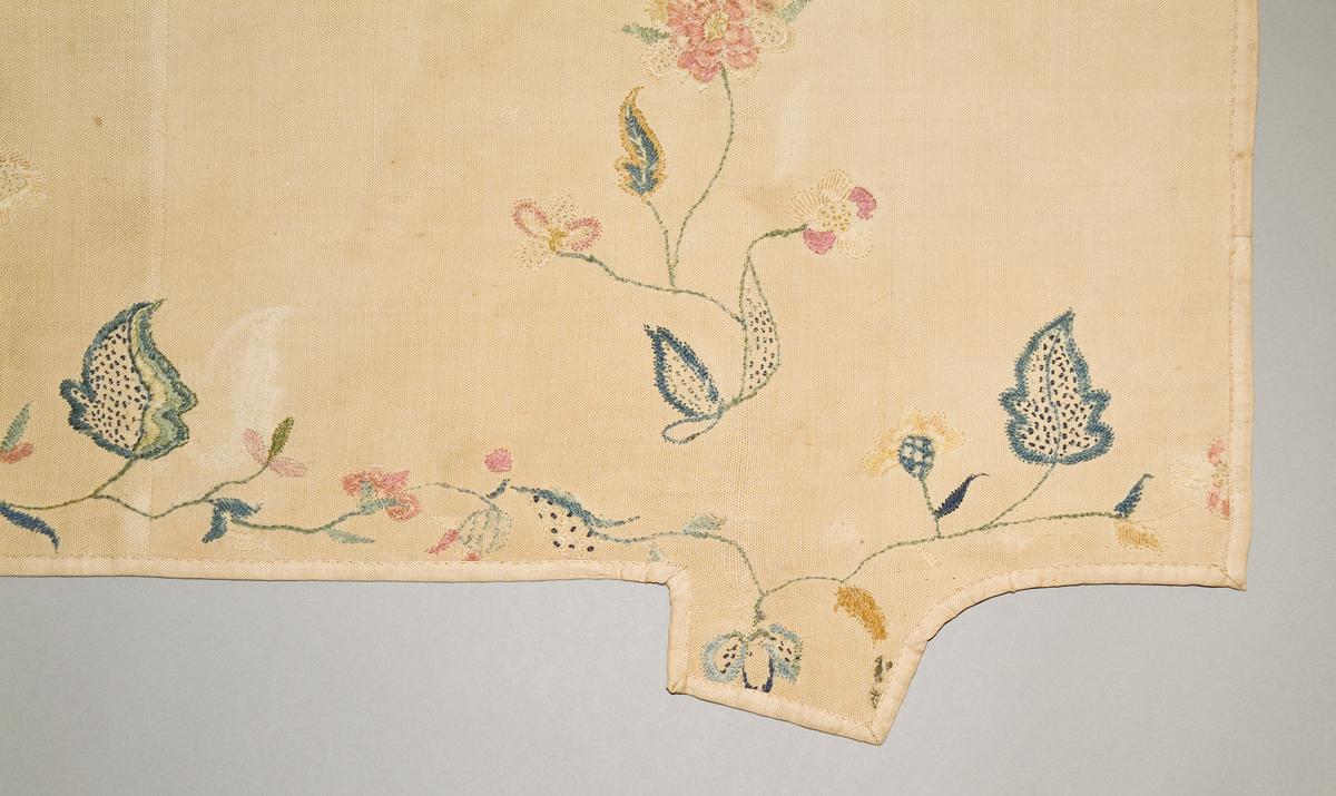 1956.0599.006 Bed hanging, valance detail 1