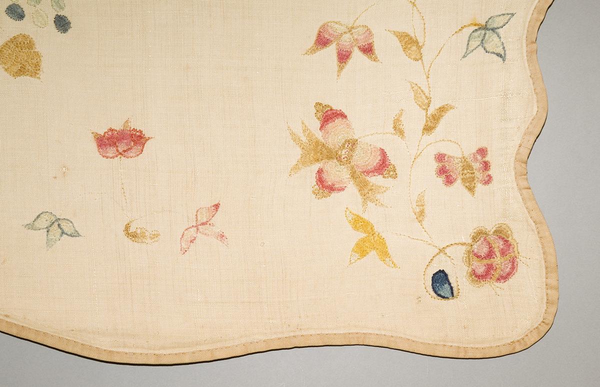 1956.0599.008 Bed hanging, valance detail
