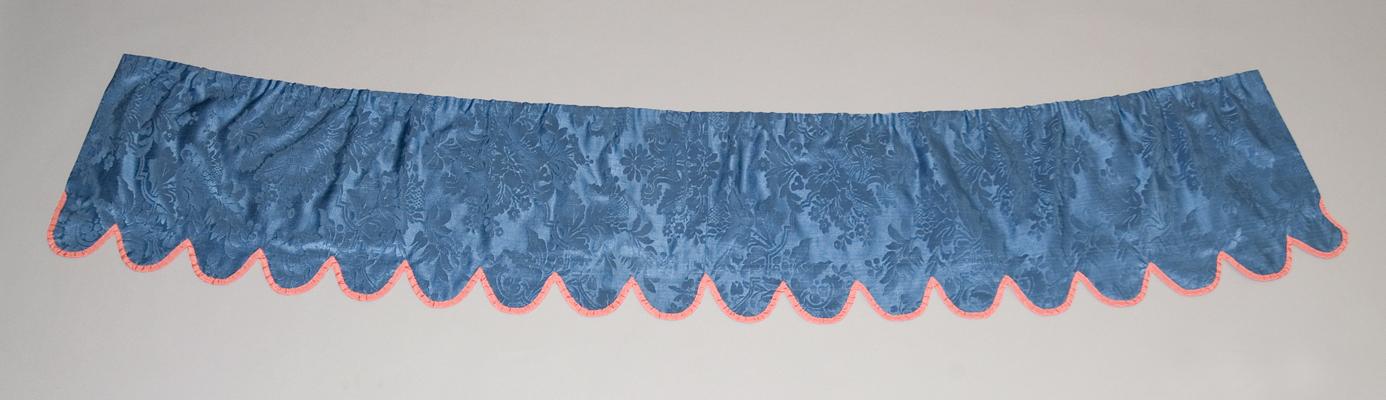 1956.0600 Window hanging, valance