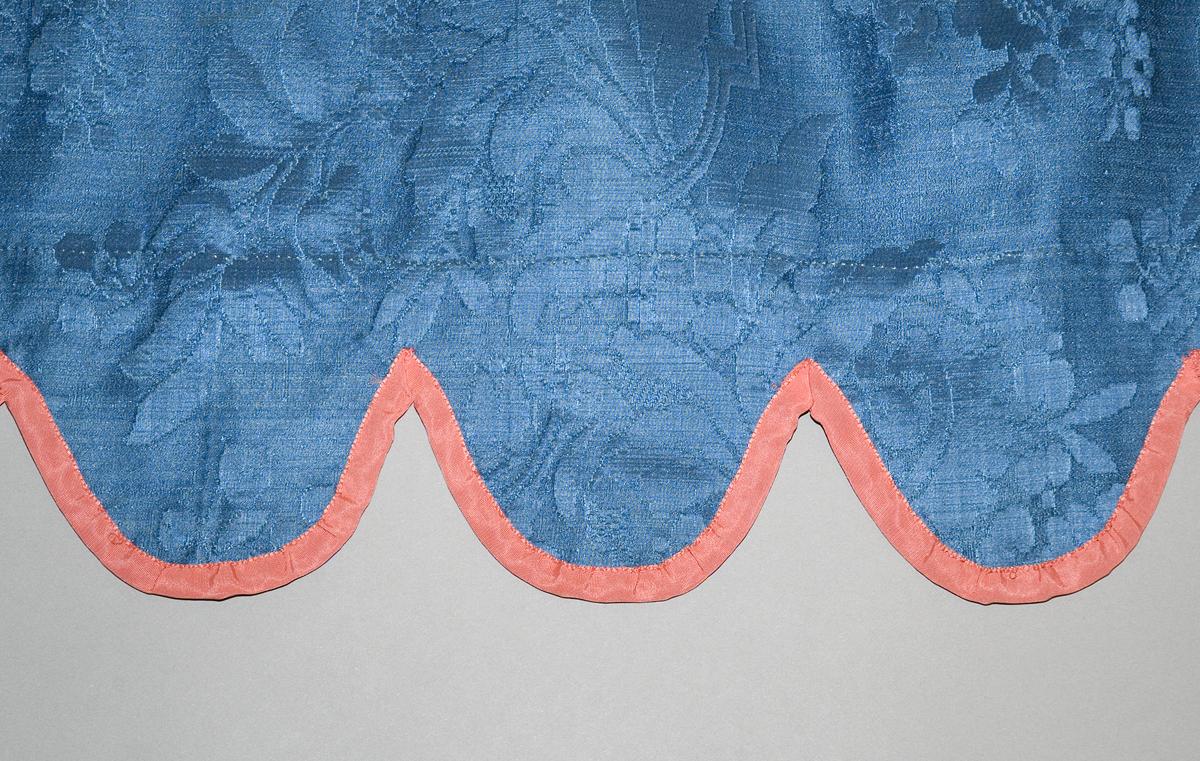1956.0600 Window hanging, valance detail