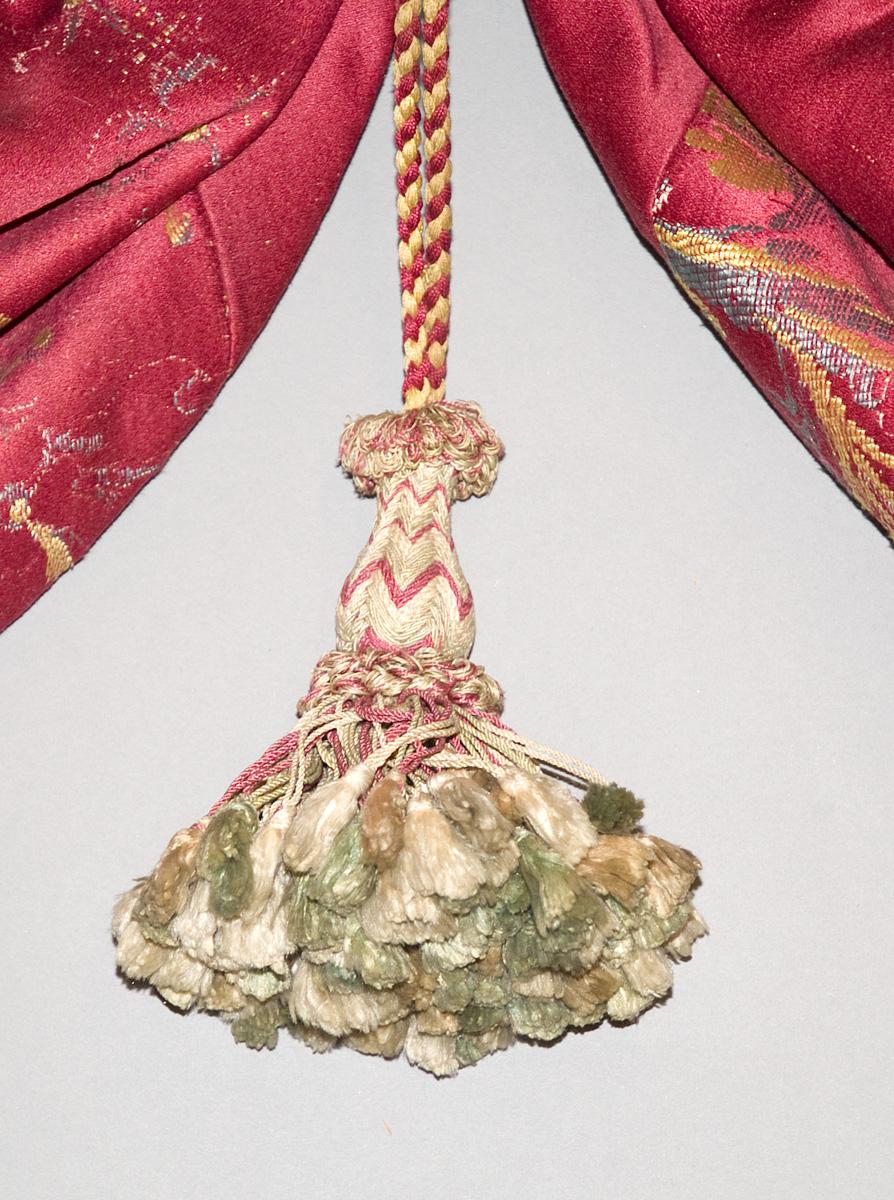 1969.0606 C tassel on Pelmet