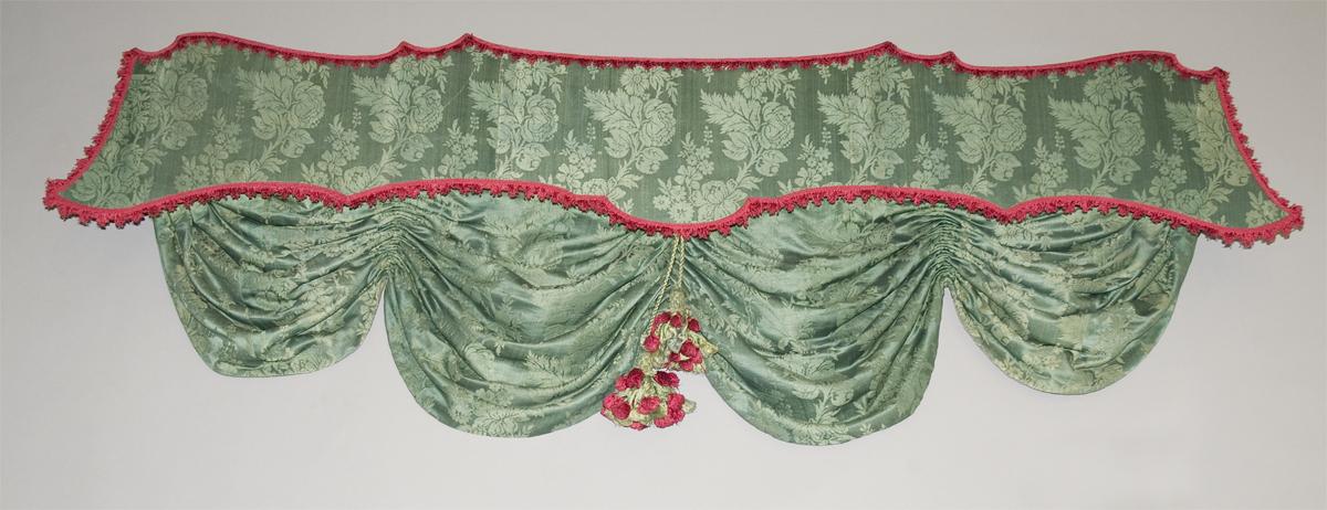 1956.0607 Window hanging, pelmet