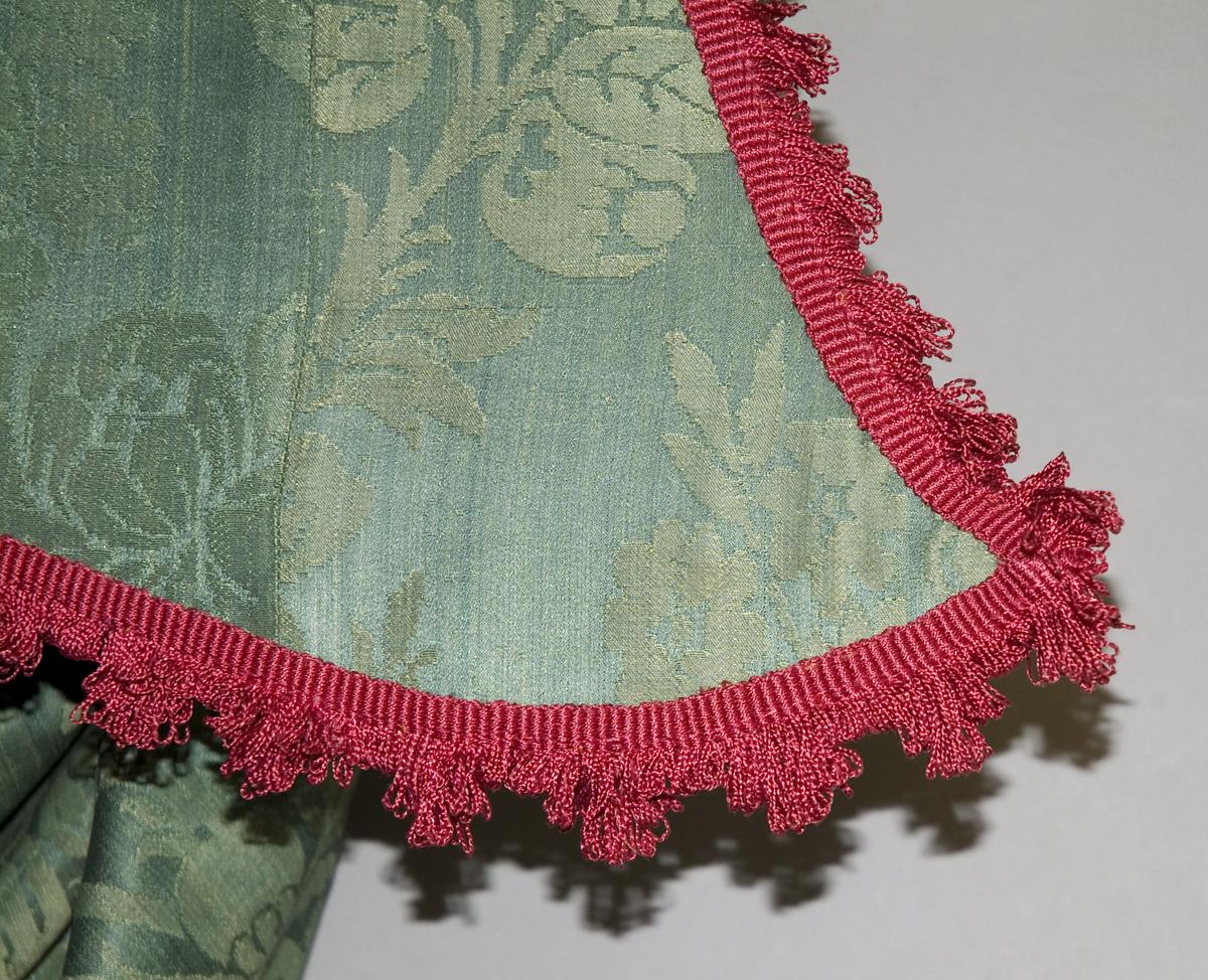 1956.0607 Window hanging, pelmet detail