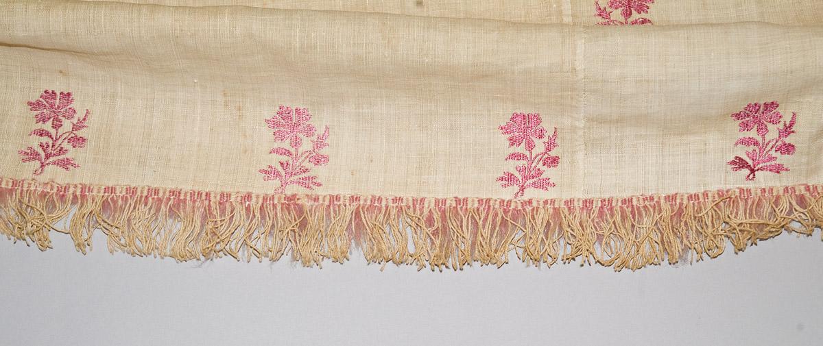 1956.0611.3 bed hanging, valance DETAIL