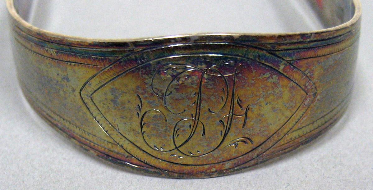 2006.0006.002 Silver Tongs engraving