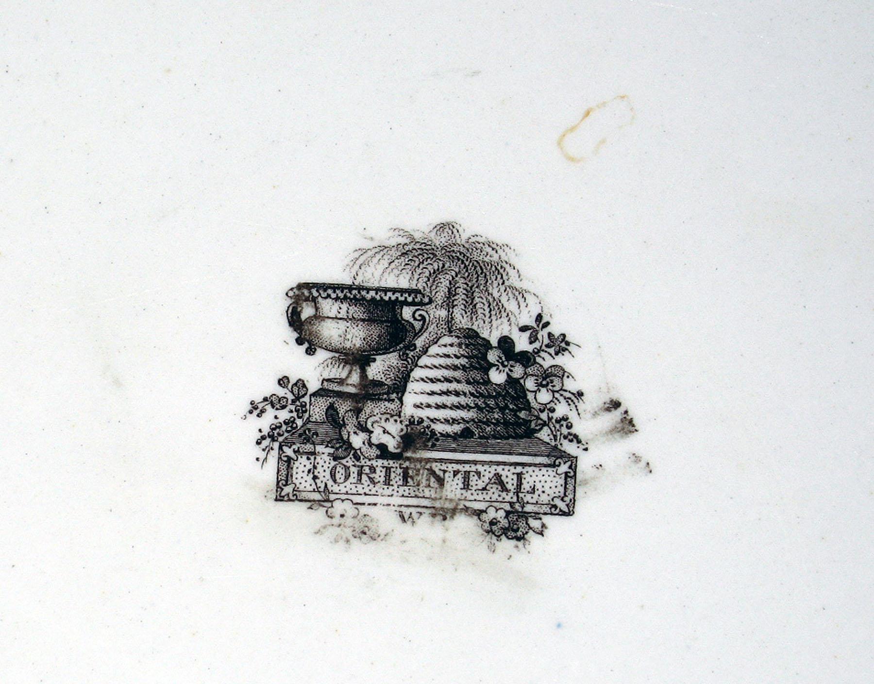 2006.0010.008 Earthenware platter, detail
