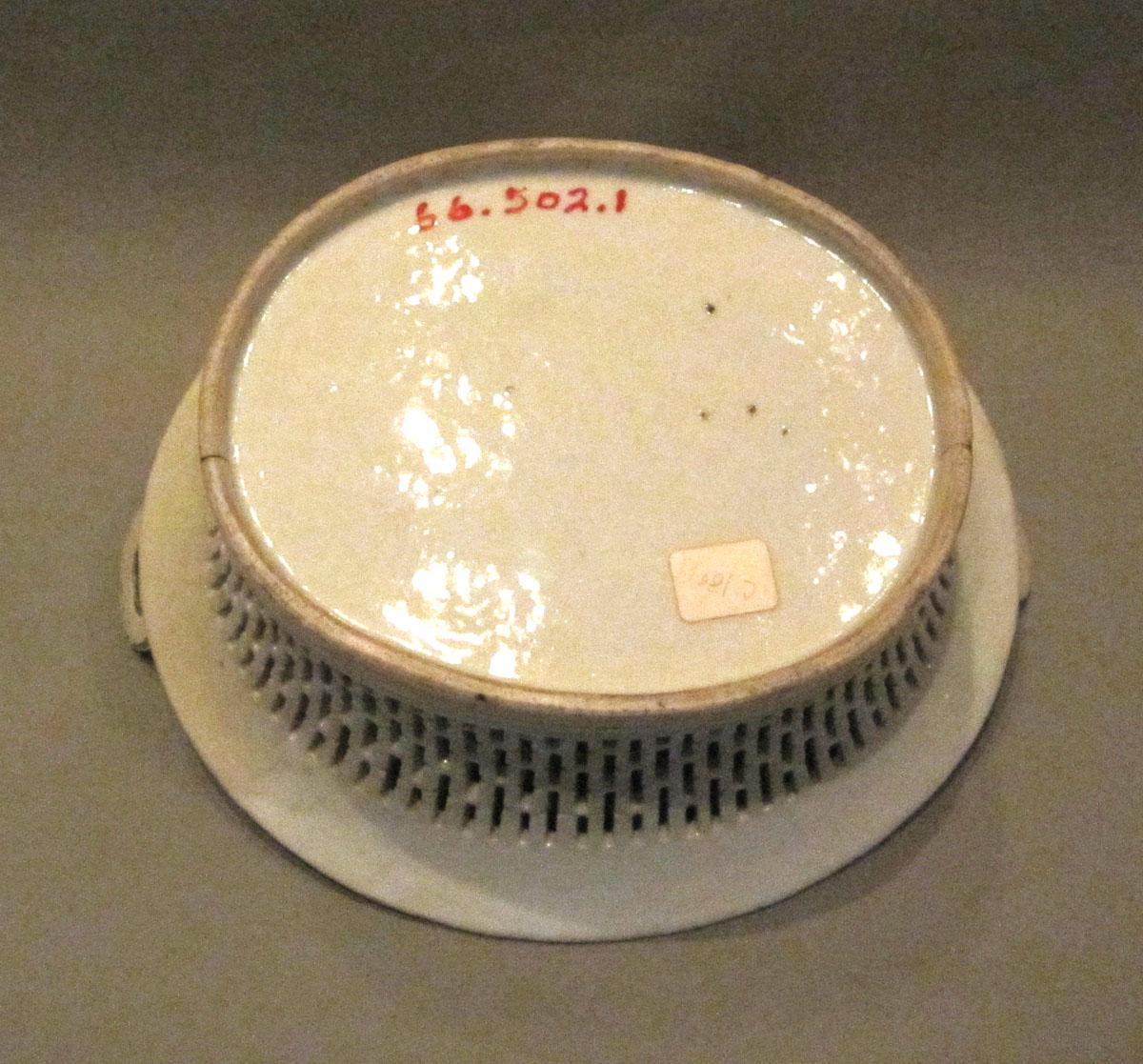 1966.0502.001 Porcelain basket underside
