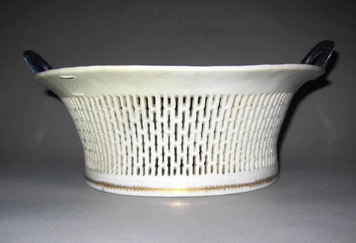 1966.0502.002 Porcelain basket