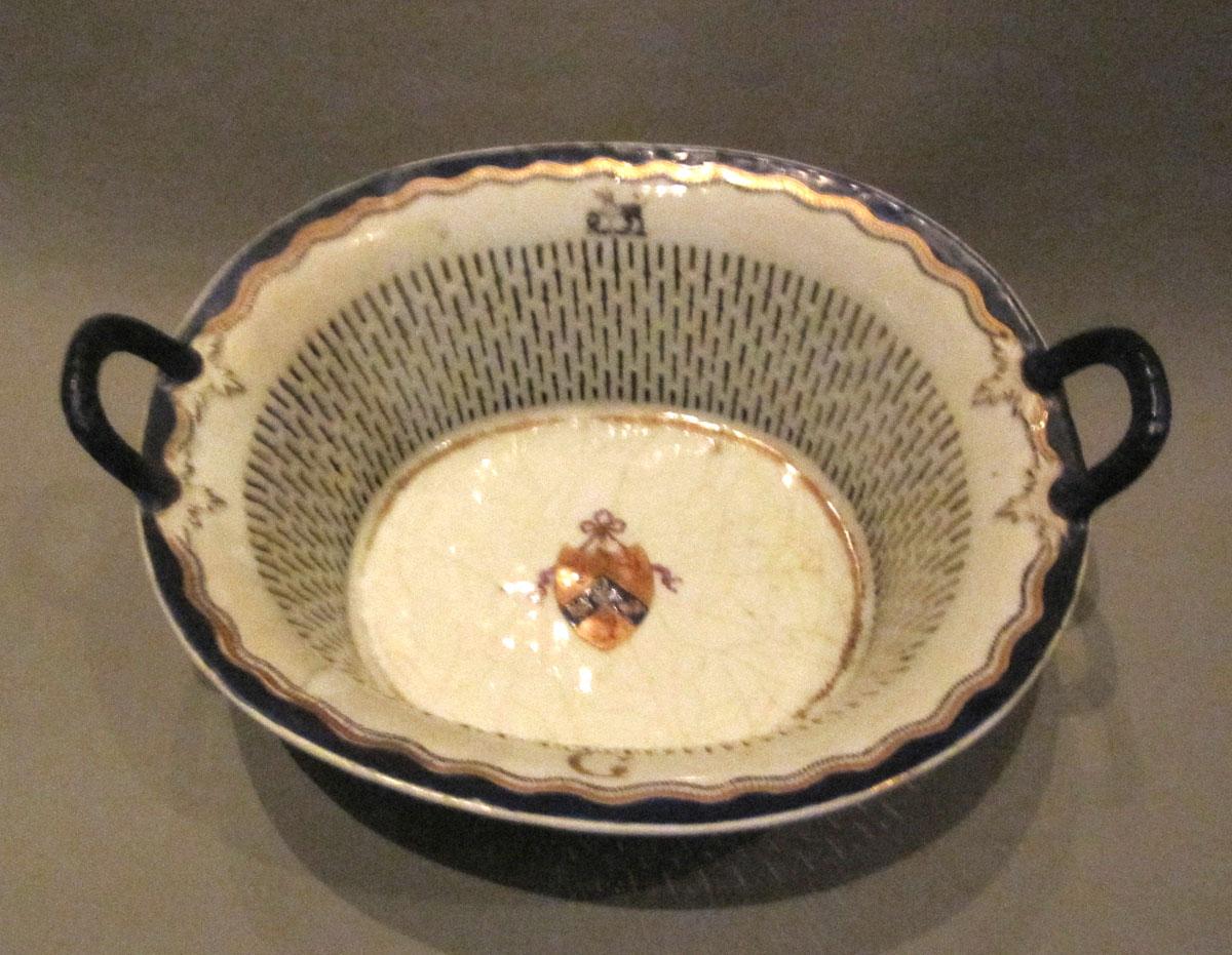 1966.0502.002 Porcelain basket top