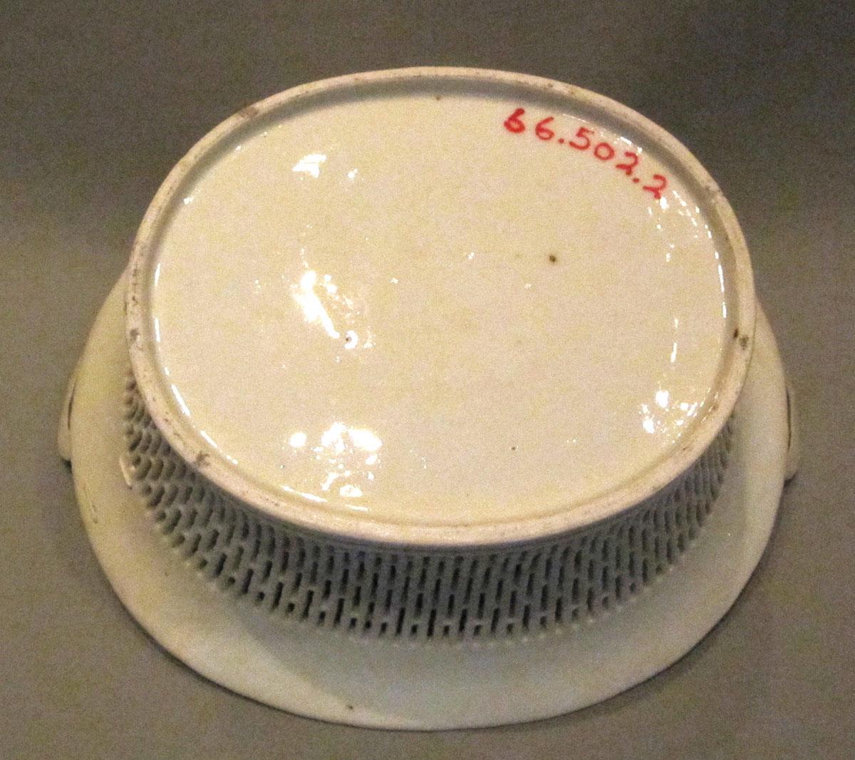 1966.0502.002 Porcelain basket underside