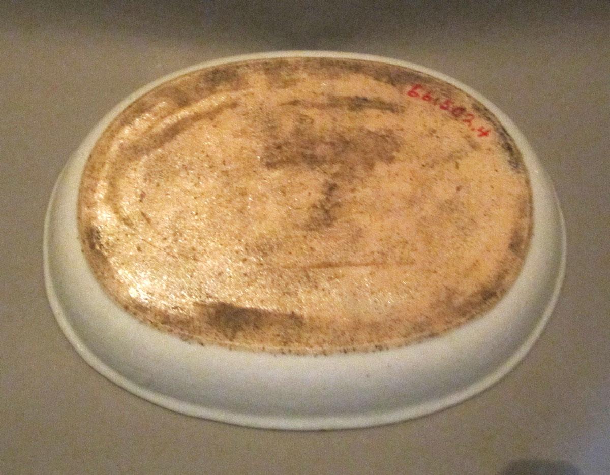 1966.0502.004 Porcelain platter underside