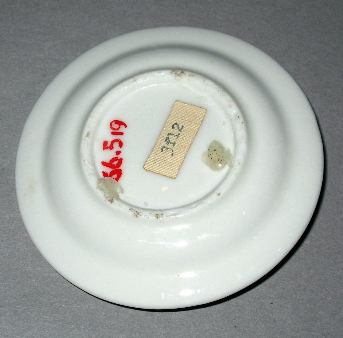 1966.0519 Porcelain plate (underside)