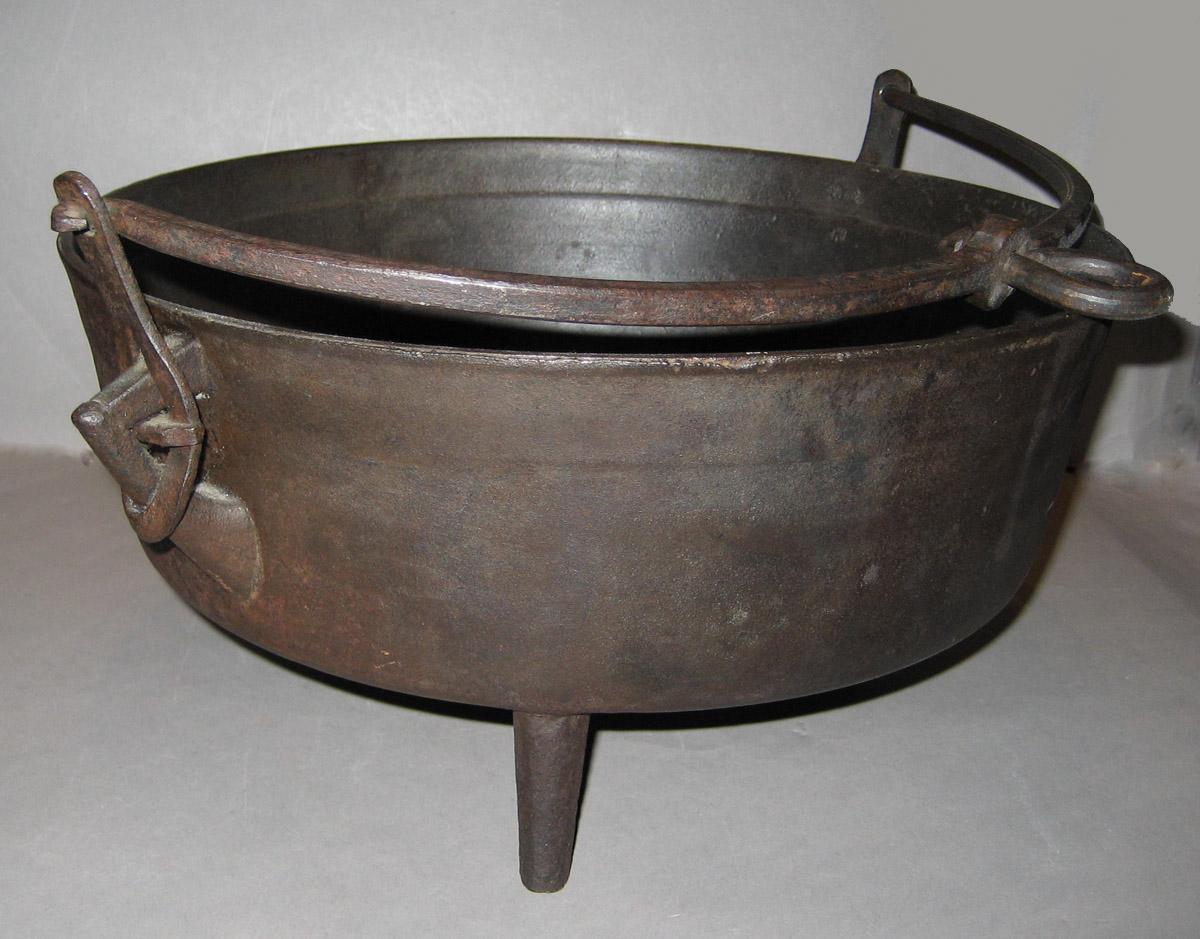 1966.0528 Pot (view 2)
