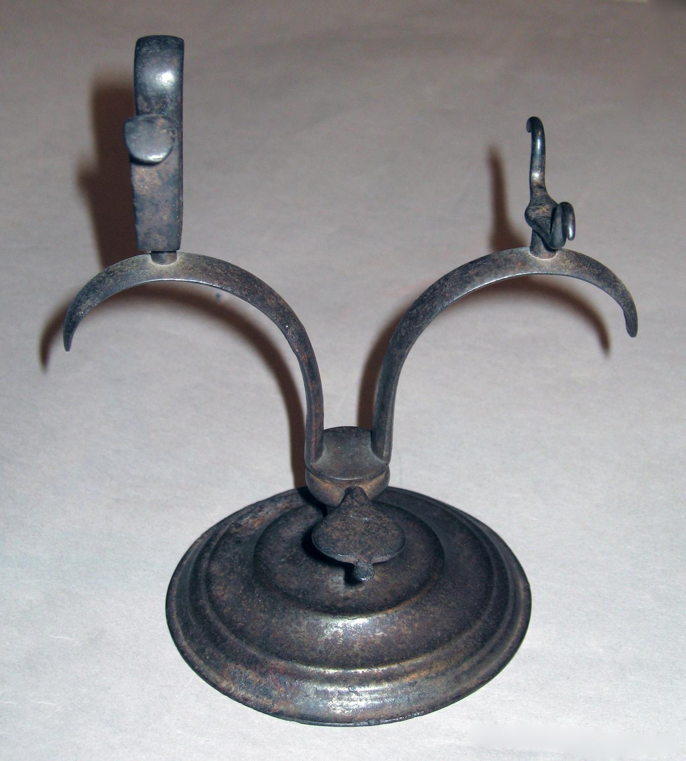 1966.0545 Snuffer stand