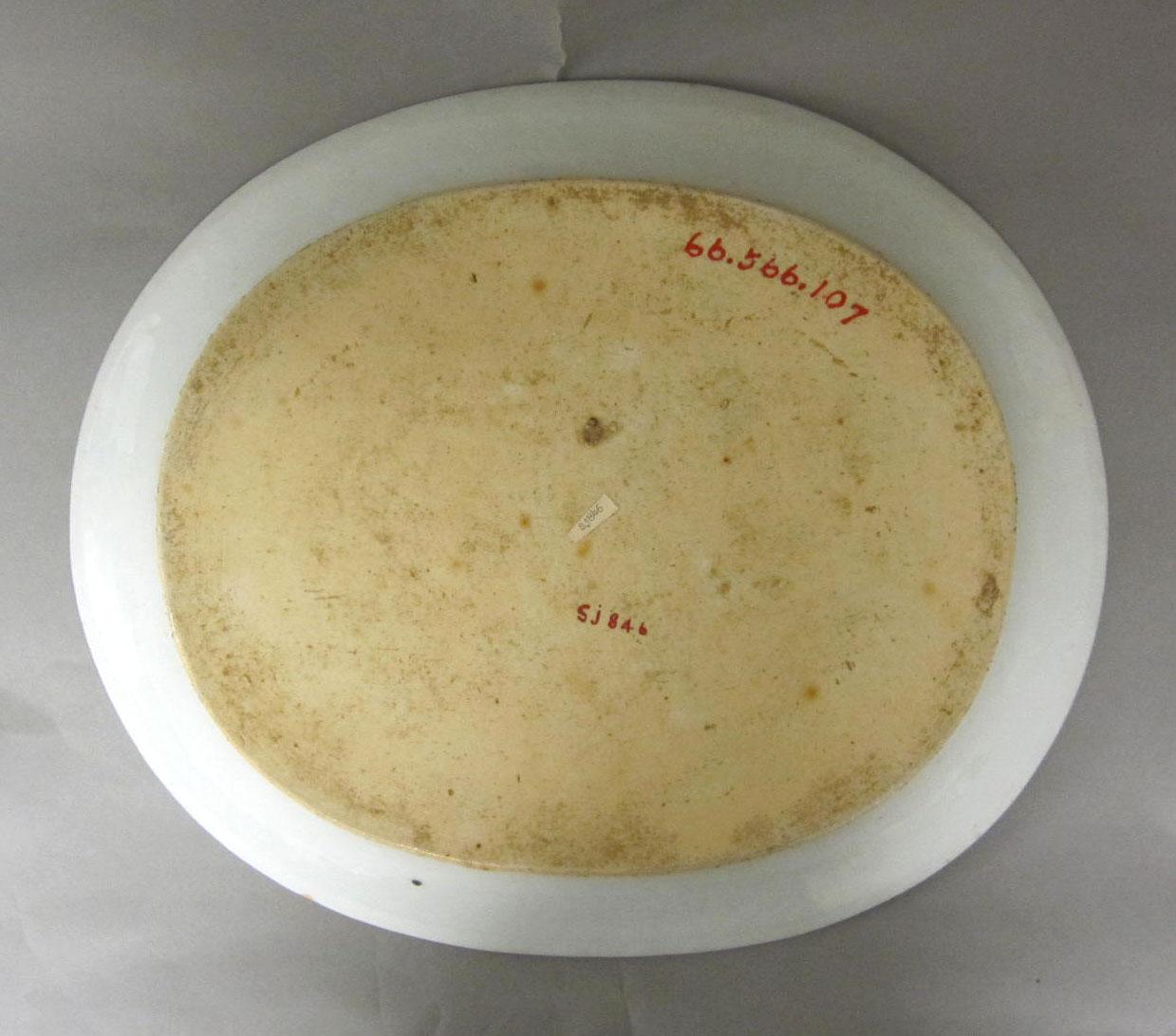 1966.0566.107 Porcelain dish underside