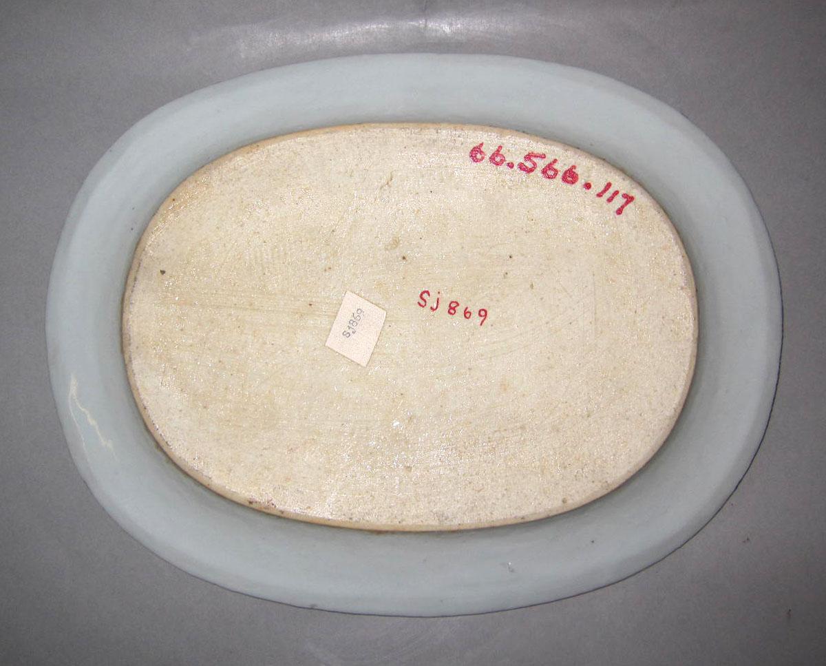 1966.0566.117 Porcelain dish underside