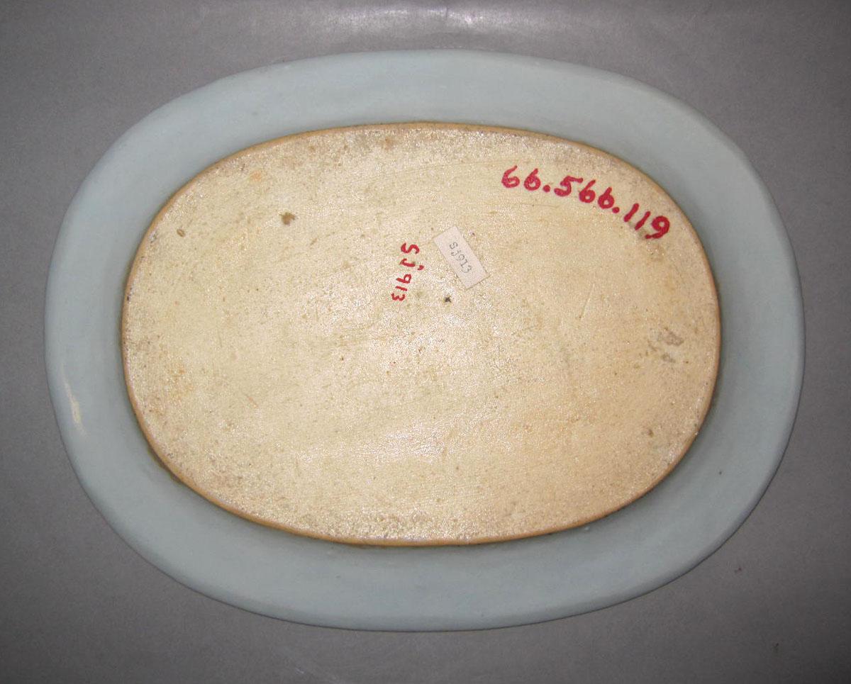 1966.0566.119 Porcelain dish underside