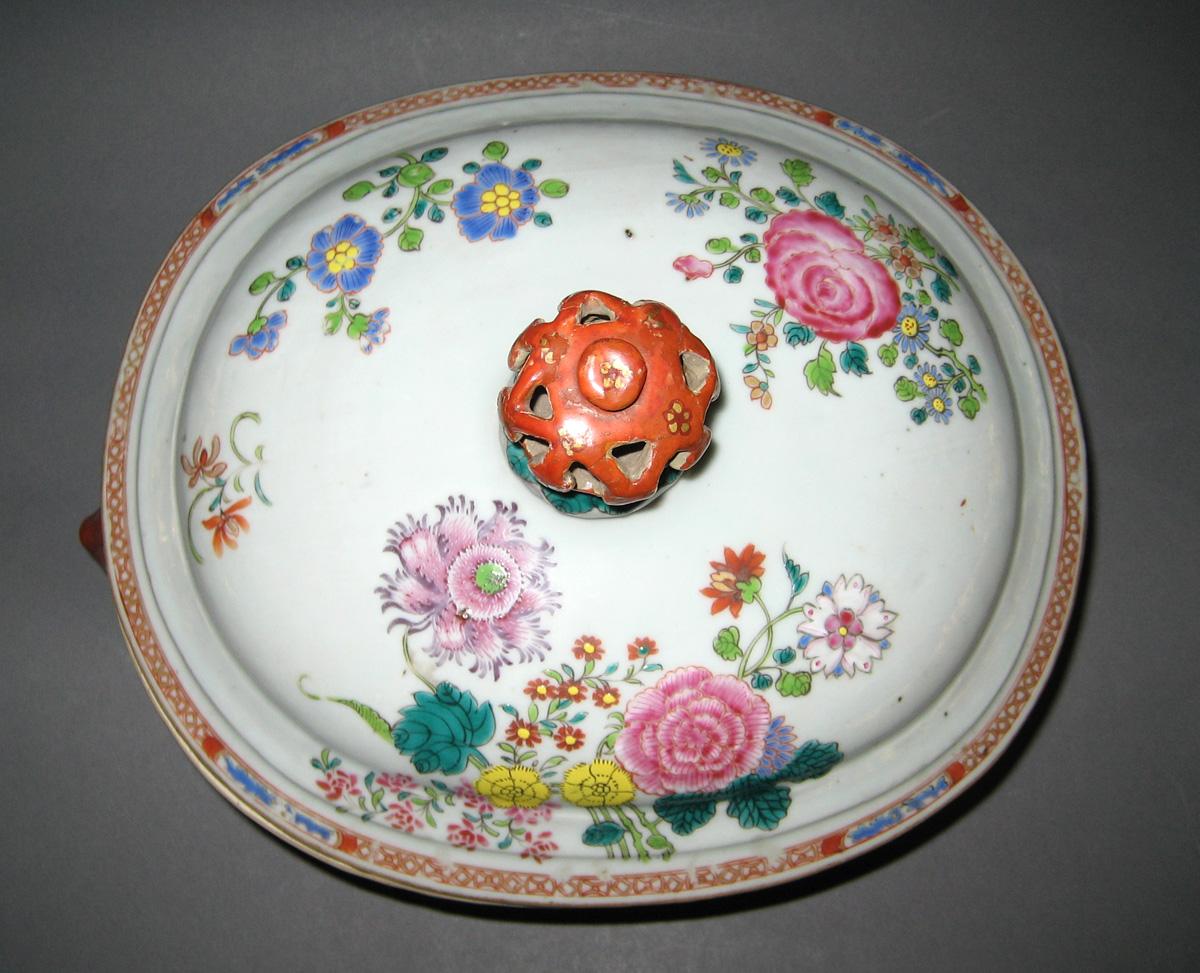 1966.0566.129 A, B Tureen top view