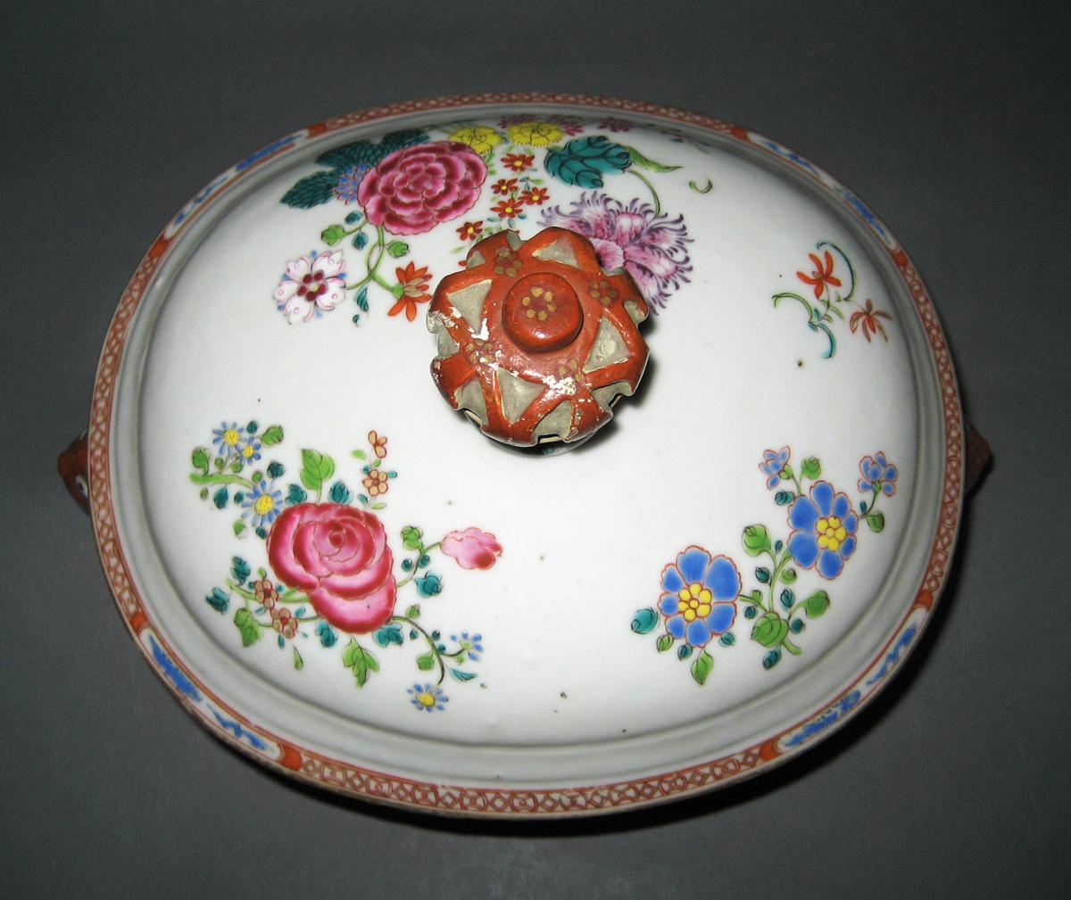 1966.0566.130 A, B Tureen top view