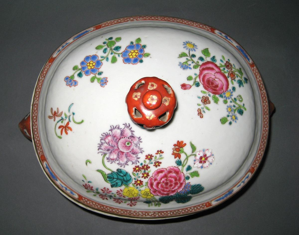 1966.0566.131 A, B Tureen top view