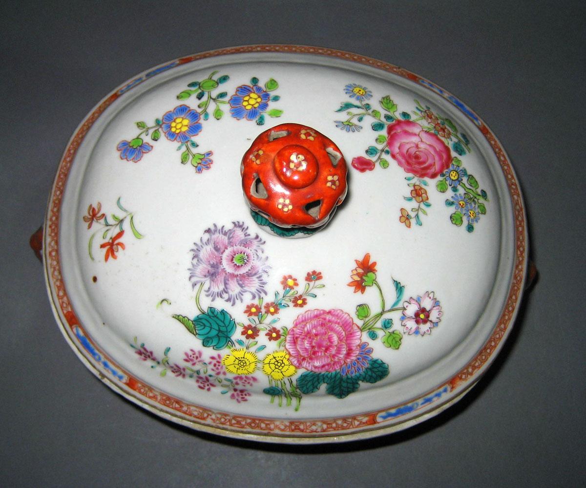 1966.0566.132 A, B Porcelain Tureen top view