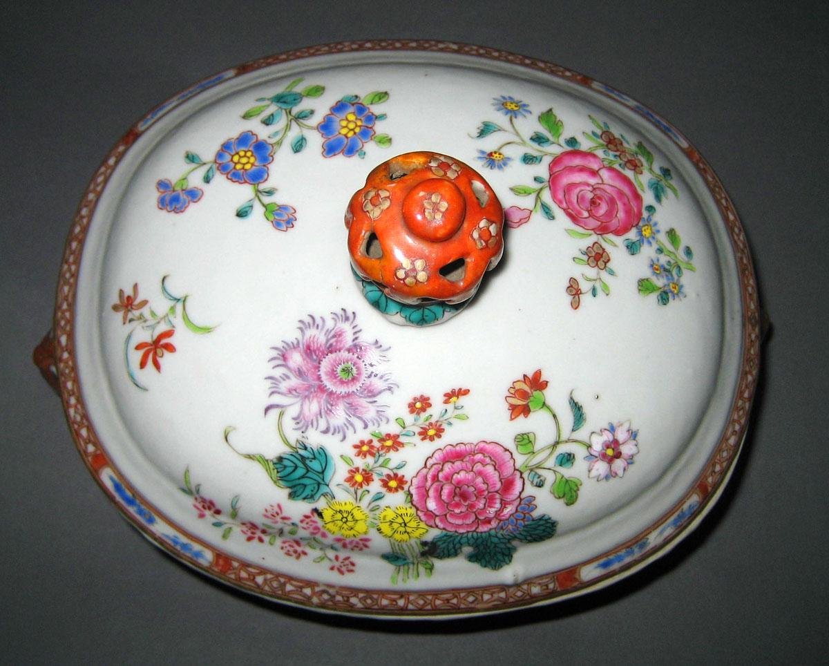 1966.0566.133 A, B Porcelain Tureen top view