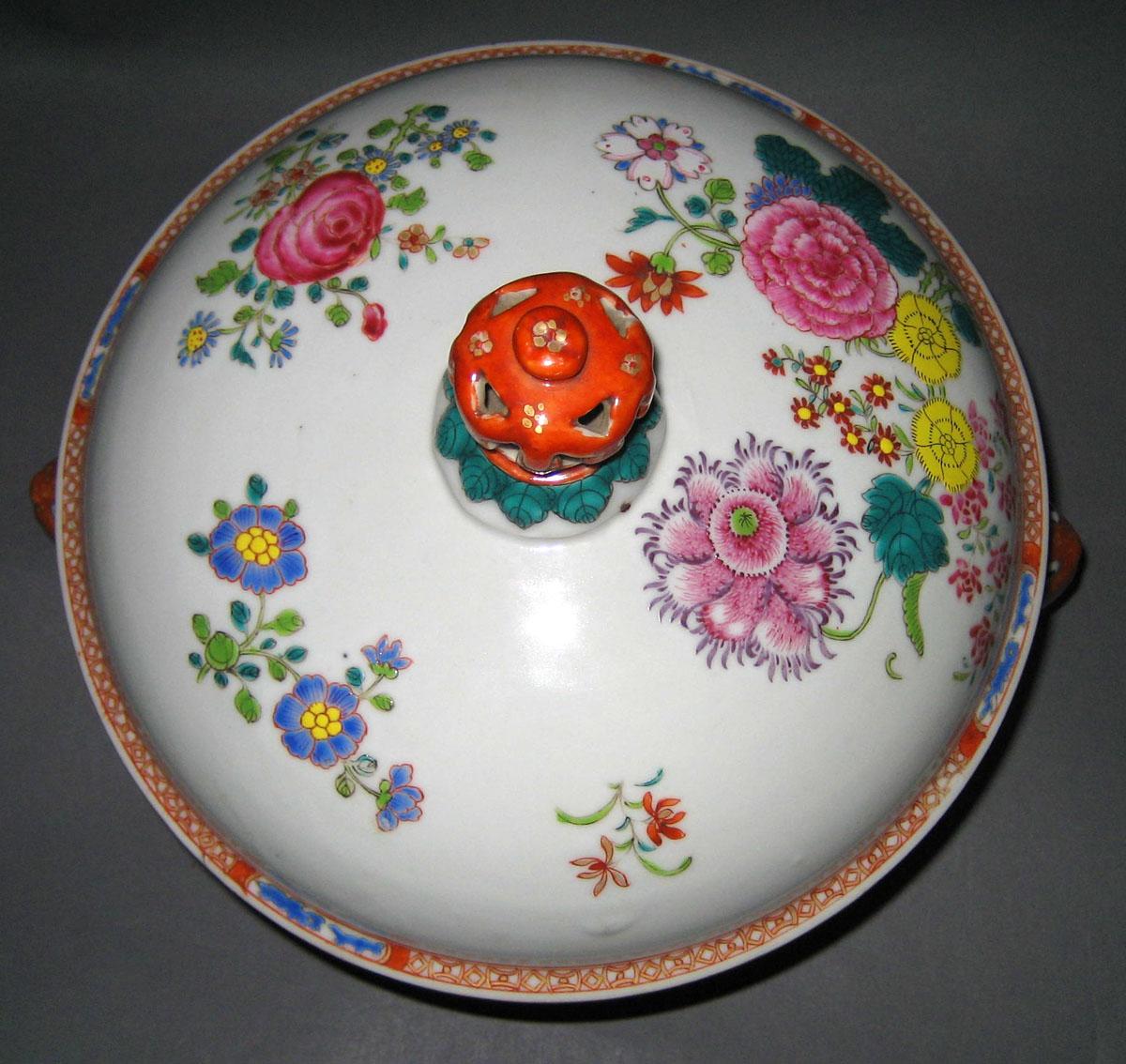 1966.0566.134 A, B Porcelain Tureen top view