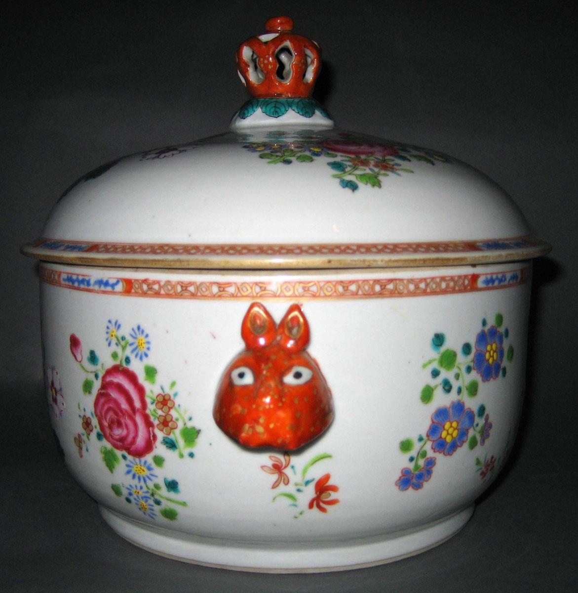 1966.0566.135 A, B Porcelain Tureen side view