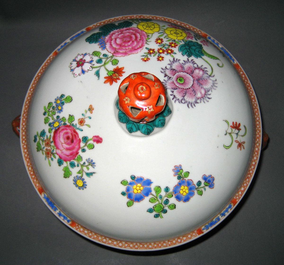 1966.0566.135 A, B Porcelain Tureen top view