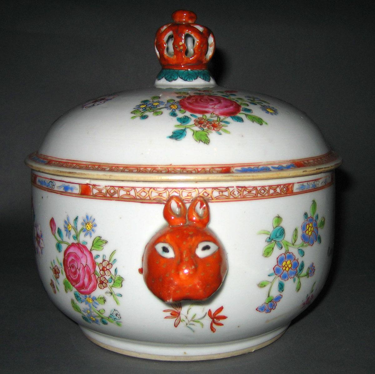 1966.0566.136 A, B Porcelain Tureen side view