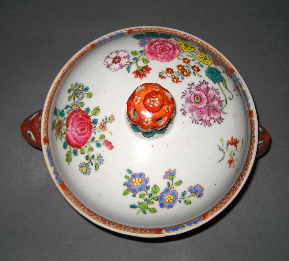 1966.0566.136 A, B Porcelain Tureen top view