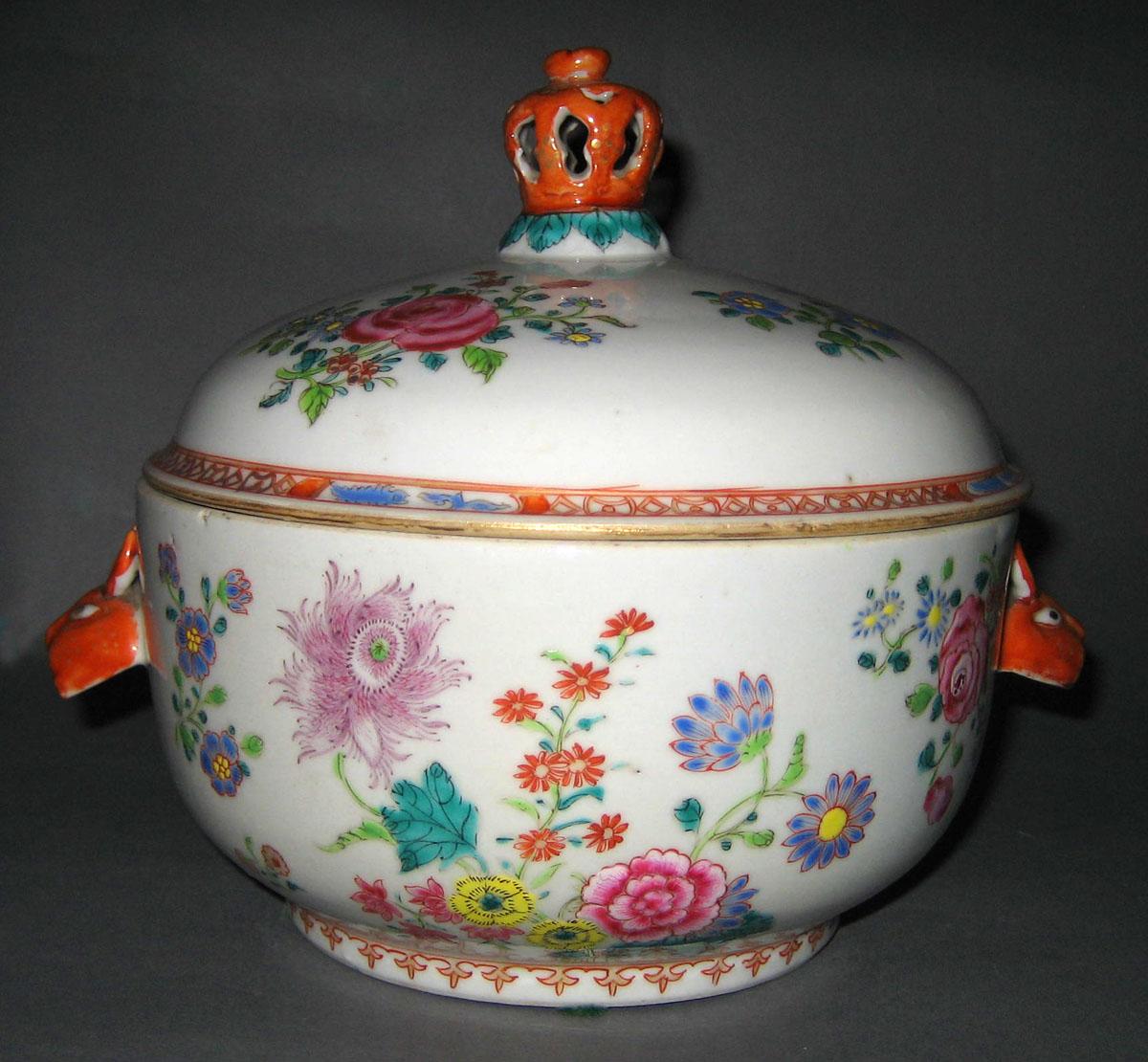 1966.0566.137 A, B Porcelain Tureen view 2