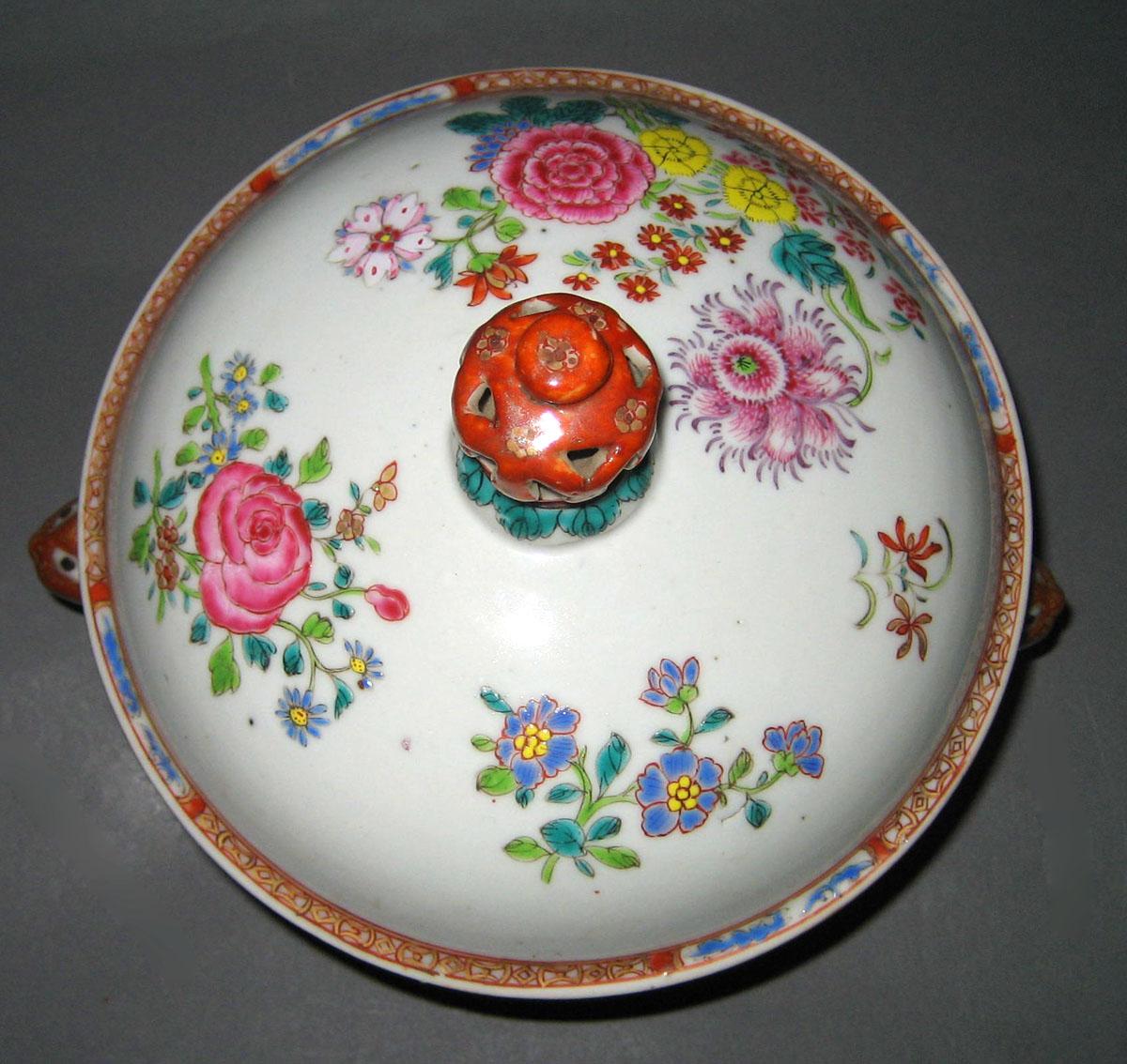 1966.0566.138 A, B Porcelain Tureen top view