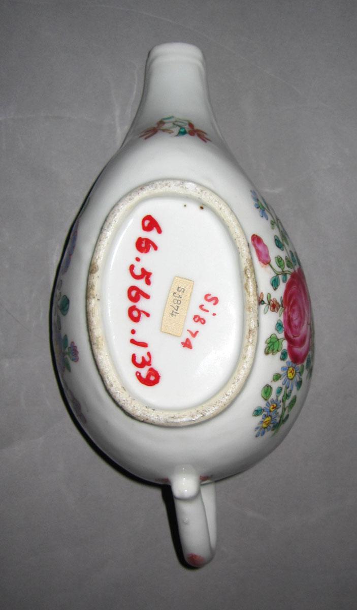 1966.0566.139 Porcelain sauceboat underside