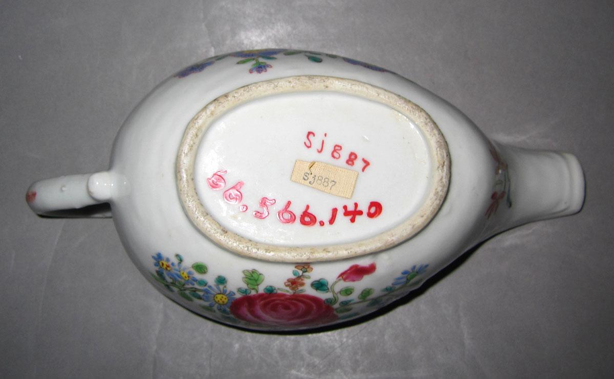 1966.0566.140 Porcelain sauceboat underside