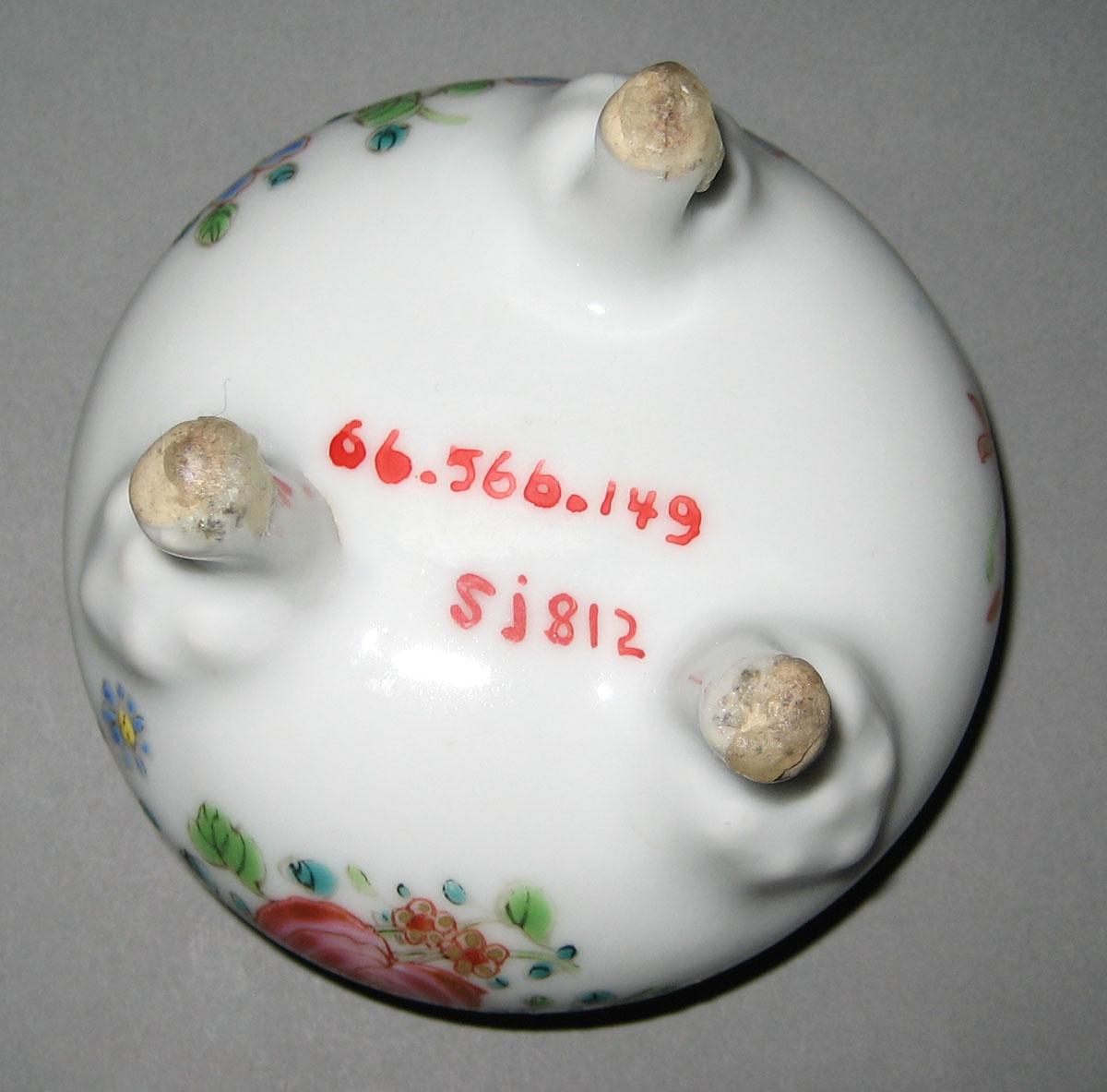 1966.0566.149 Porcelain Salt Cellar underside