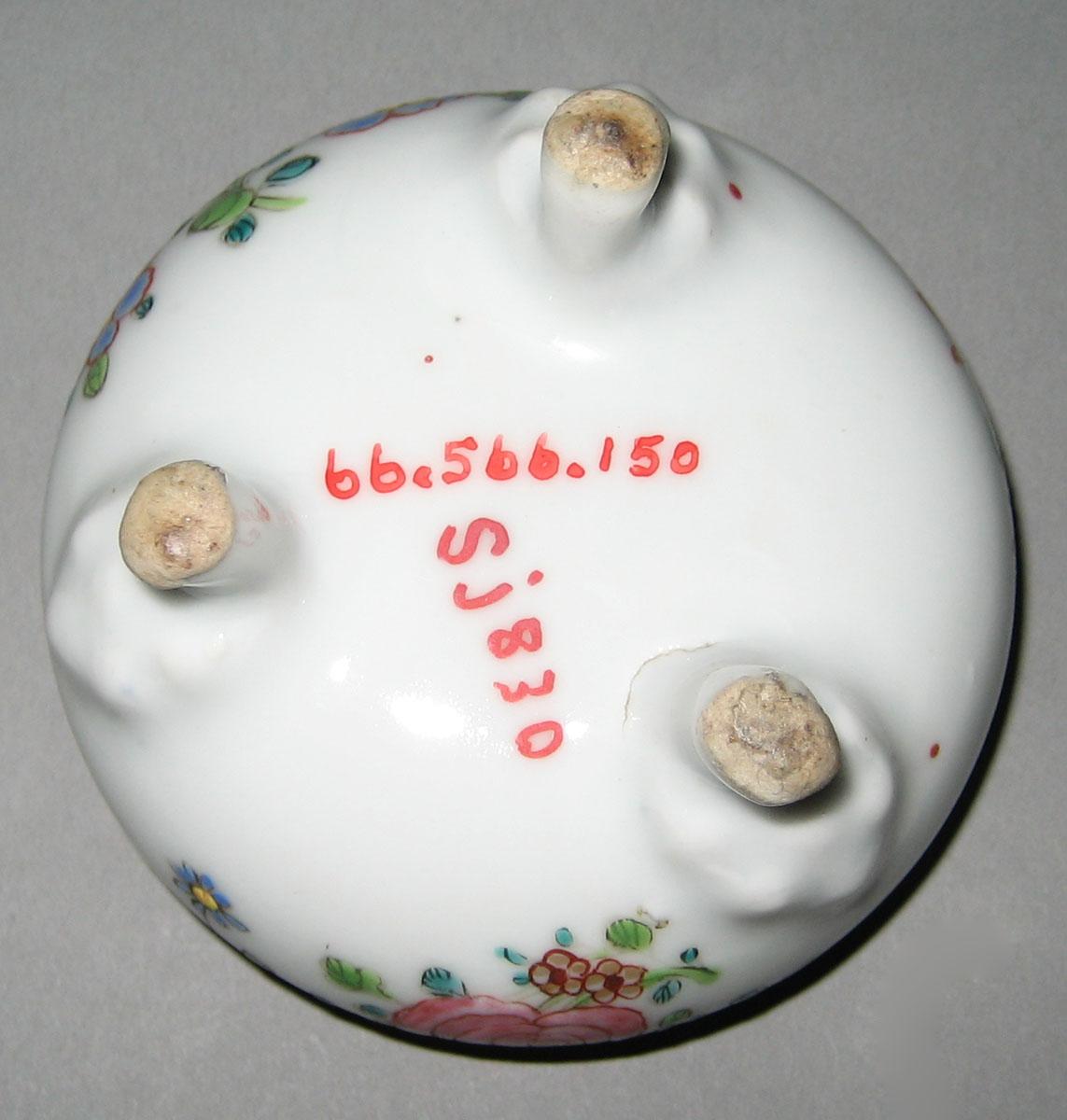 1966.0566.150 Porcelain Salt Cellar underside