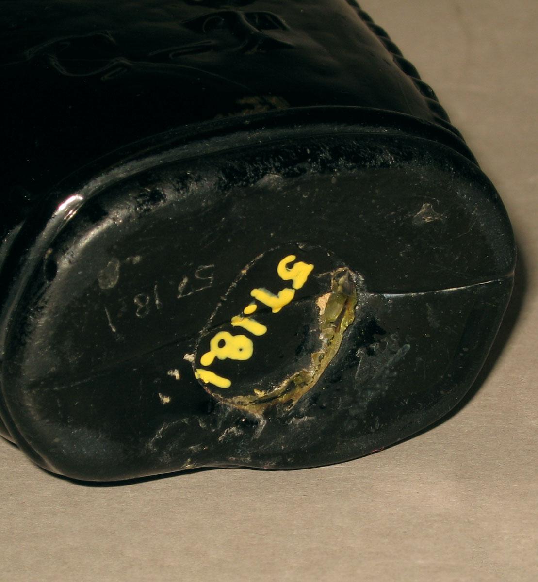 1957.0018.001 Glass flask (underside)