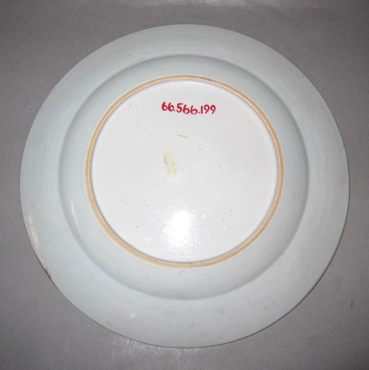 1966.0566.199 Porcelain plate underside
