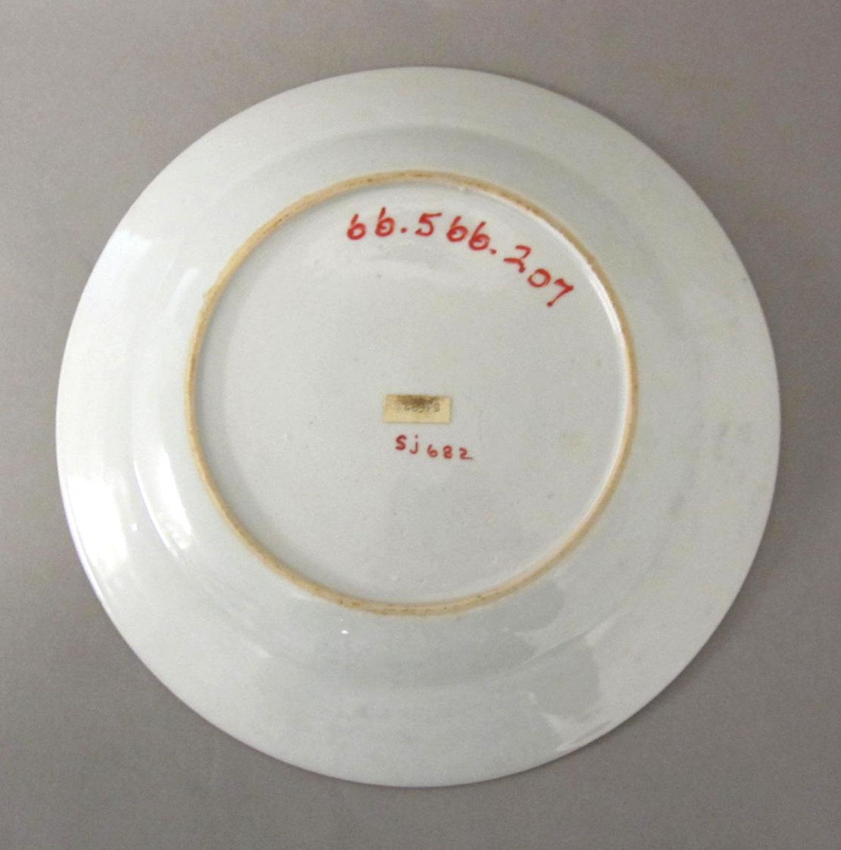 1966.0566.207 Porcelain plate underside