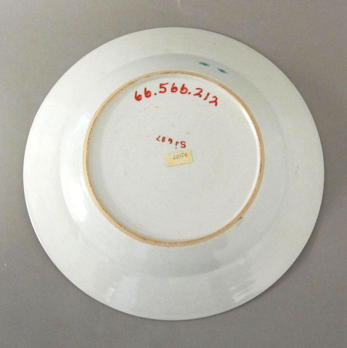 1966.0566.212 Porcelain plate underside